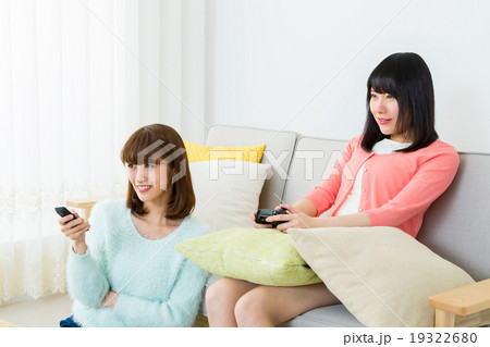 女性　二人　ビデオオンデマンド　映像コンテンツ　インターネットテレビ視聴　カジュアル 19322680