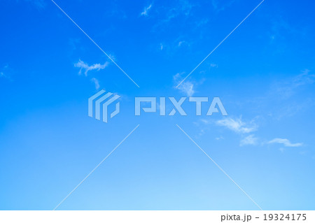 冬の空 白い雲と青い空 背景素材 コピースペース 文字スペース 巻雲 筋雲 すじ雲 冬の空 白い雲と青い空 背景素材 コピースペース 文字スペース 巻雲 筋雲 すじ雲 19324175