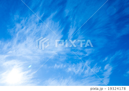 冬の空　白い雲と青い空　背景素材　コピースペース　文字スペース　巻雲　筋雲　すじ雲 19324178