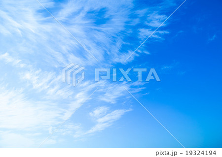 冬の空　白い雲と青い空　背景素材　コピースペース　文字スペース　巻雲　筋雲　すじ雲 19324194