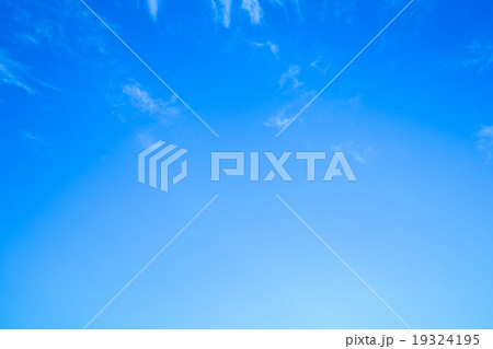 冬の空　白い雲と青い空　背景素材　コピースペース　文字スペース　巻雲　筋雲　すじ雲 19324195