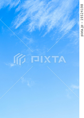 冬の空 白い雲と青い空 背景素材 コピースペース 文字スペース 巻雲 筋雲 すじ雲 冬の空 白い雲と青い空 背景素材 コピースペース 文字スペース 巻雲 筋雲 すじ雲 19324198