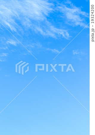 冬の空　白い雲と青い空　背景素材　コピースペース　文字スペース　巻雲　筋雲　すじ雲 19324200