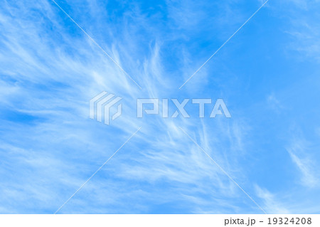冬の空　白い雲と青い空　背景素材　コピースペース　文字スペース　巻雲　筋雲　すじ雲 19324208