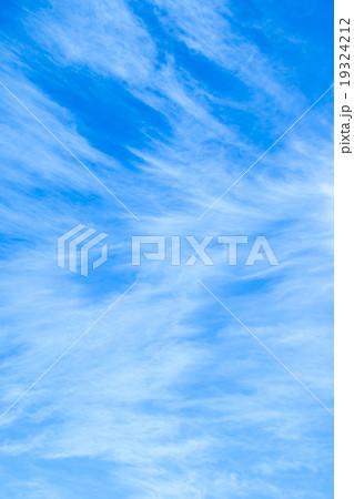 冬の空 白い雲と青い空 背景素材 コピースペース 文字スペース 巻雲 筋雲 すじ雲 冬の空 白い雲と青い空 背景素材 コピースペース 文字スペース 巻雲 筋雲 すじ雲 19324212