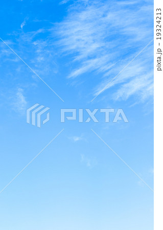 冬の空 白い雲と青い空 背景素材 コピースペース 文字スペース 巻雲 筋雲 すじ雲 冬の空 白い雲と青い空 背景素材 コピースペース 文字スペース 巻雲 筋雲 すじ雲 19324213