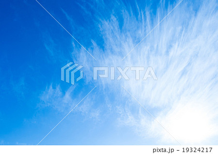 冬の空 白い雲と青い空 背景素材 コピースペース 文字スペース 巻雲 筋雲 すじ雲 冬の空 白い雲と青い空 背景素材 コピースペース 文字スペース 巻雲 筋雲 すじ雲 19324217