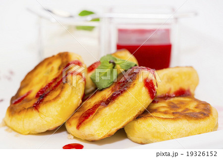cheesecakes with sour cream and jam on table in re cheesecakes with sour cream and jam on table in re 19326152