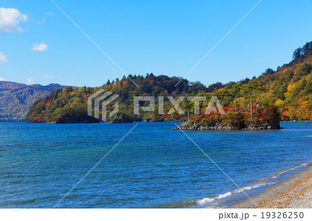 十和田湖畔と青空 19326250