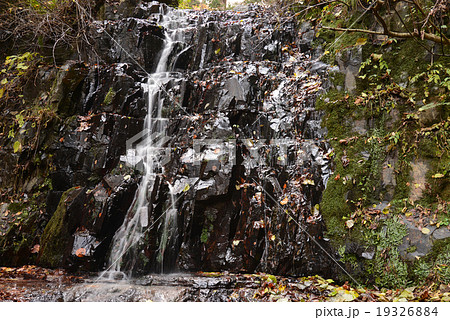 晩秋の滝 19326884