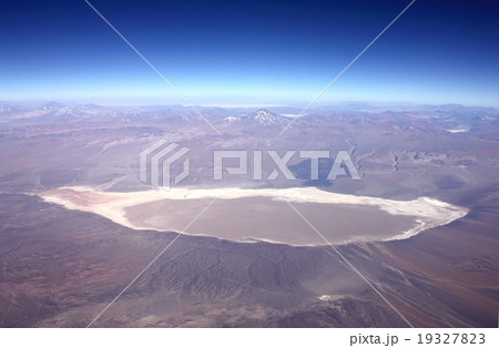 南米チリ北部、アンデスの高地砂漠と白く輝く塩湖を上空から見る 19327823