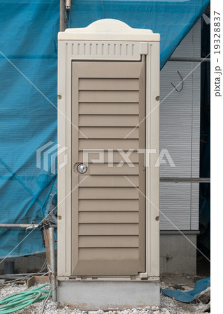 工事現場の仮設トイレ 19328837