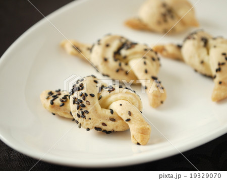 胡麻のプレッツェル 黒背景 胡麻のプレッツェル 黒背景 19329070