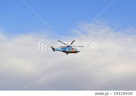 空を飛んでるヘリコプターの写真素材