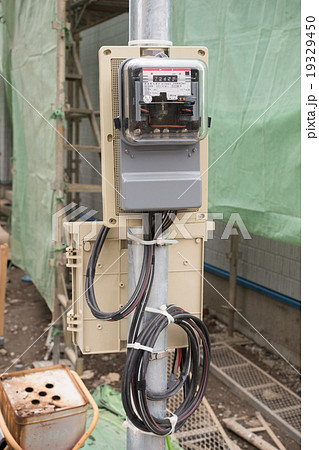工事現場の仮設の電気メーター 19329450