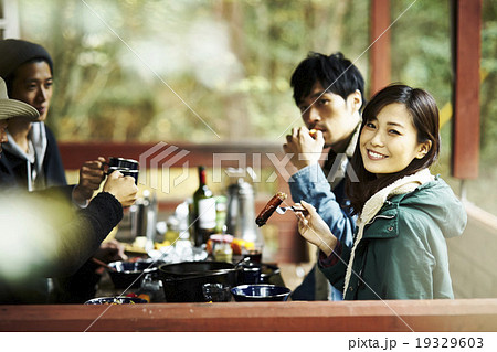 友人と食事をするカップル 19329603