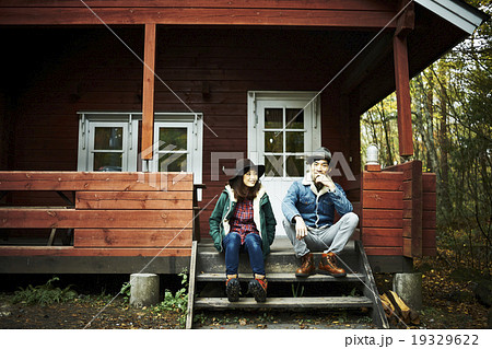 ロッジの前のカップル 19329622
