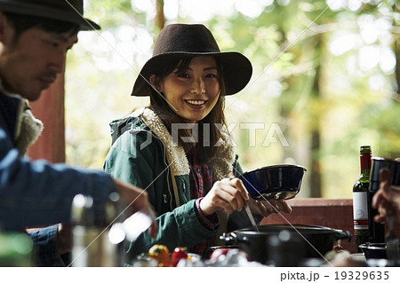 料理をよそう女性 料理をよそう女性 19329635
