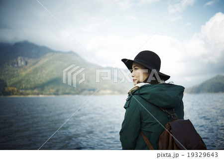 湖での女性の横顔 湖での女性の横顔 19329643