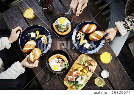 キャンプ場での朝食の写真素材