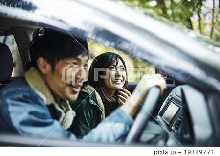 運転する男性 運転する男性 19329771