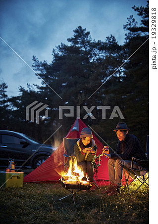 焚き火を楽しむカップル 19329818