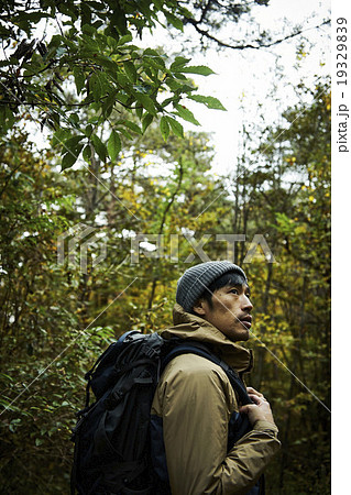 森林の冒険する男性 19329839