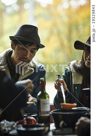 友人との食事を楽しむカップル 19329843