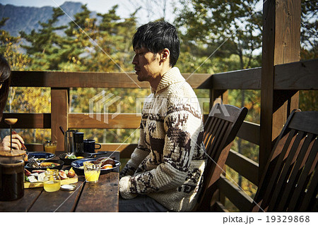 朝食を楽しむ男性 19329868