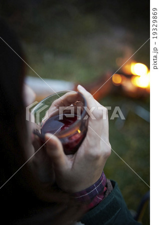 ワインを飲む女性 19329869