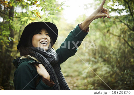 林で何かを発見する女性 19329870