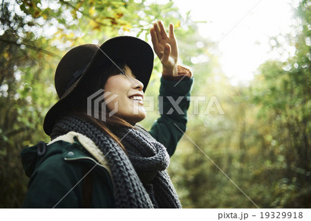 林で空を見上げる女性の写真素材