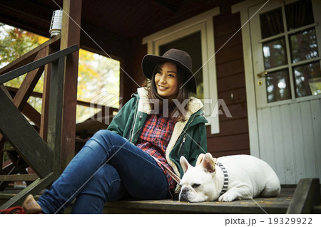 愛犬を可愛がる女性 愛犬を可愛がる女性 19329922