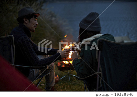 乾杯をするカップル 19329946