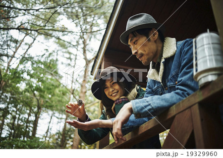 ロッジで楽しむカップル 19329960