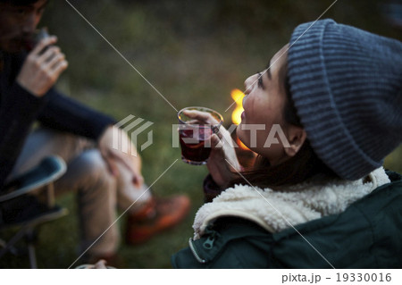 ワインを飲む女性 ワインを飲む女性 19330016