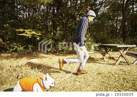 愛犬と散歩をする男性 19330035