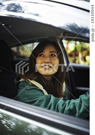 運転をする女性 19330044