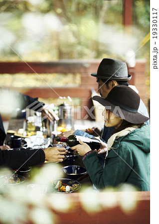 友人と食事を楽しむカップル 19330117