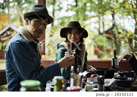 友人と食事を楽しむカップル 19330131