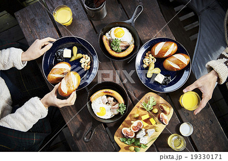 朝食を楽しむカップル 朝食を楽しむカップル 19330171