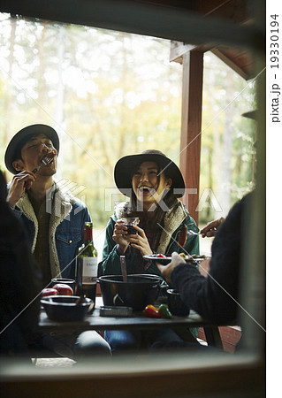 友人と食事を楽しむカップル 19330194
