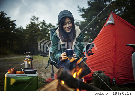 焚き火で暖まる女性 19330218