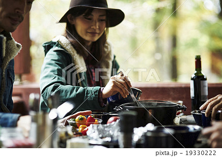 友人と食事を楽しむカップル 19330222