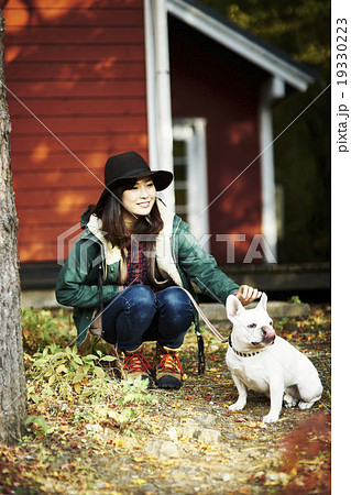 愛犬を撫でる女性 19330223