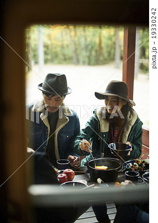 友人と食事を楽しむカップル
 19330242
