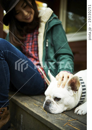 愛犬を撫でる女性 19330251