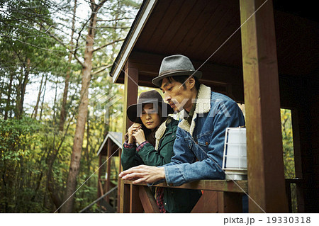 ロッジでくつろぐカップル ロッジでくつろぐカップル 19330318