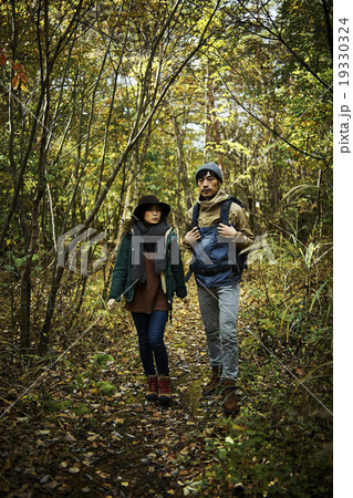 森林を散策するカップル 19330324