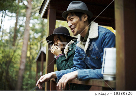 ロッジでくつろぐカップル 19330326